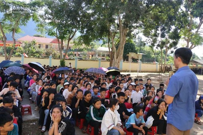  Một buổi ngoại khóa hướng dẫn kỹ năng sống cho học sinh bán trú ở Trường Phổ thông Dân tộc bán trú Nga My (Tương Dương). Ảnh: Mỹ Hà 