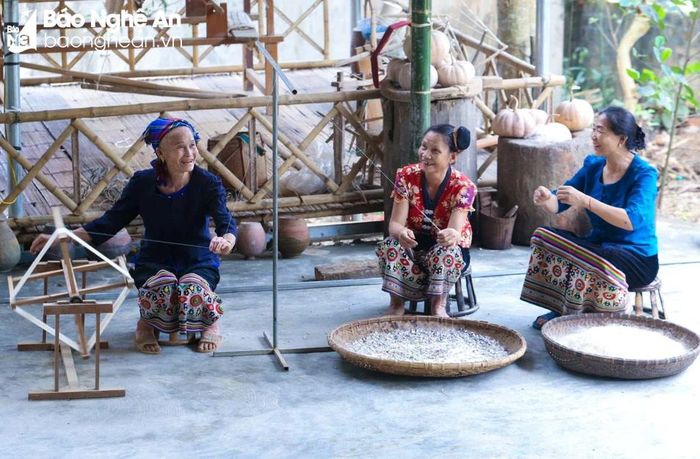  Trải nghiệm nghề dệt thổ cẩm của đồng bào dân tộc Thái huyện Quỳ Hợp. Ảnh: Đình Tuyên 