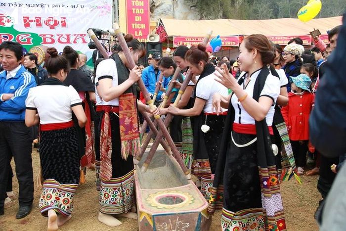  Đến với Lễ hội Hang Bua ở huyện Quỳ Châu, du khách sẽ được chiêm ngưỡng các hoạt động văn hóa truyền thống của đồng bào Thái. Ảnh: Thu Hương 