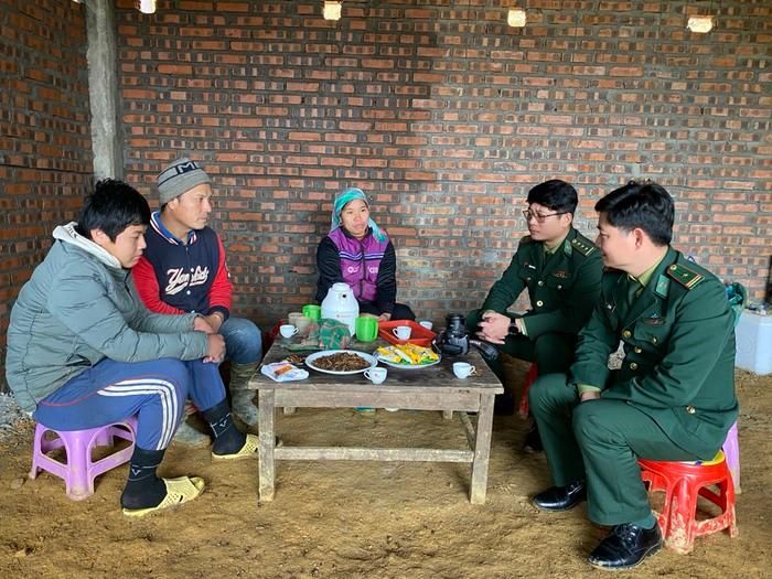 Bộ đội Biên phòng Đồn Si Ma Cai thăm hỏi vợ chồng anh Lù Văn Thắng và chị Lù Thị Thịnh