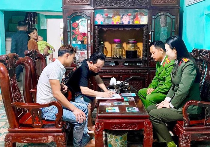 Lực lượng công an Thanh Hóa vận động người dân ký cam kết không xuất cảnh trái phép đi lao động tại nước ngoài