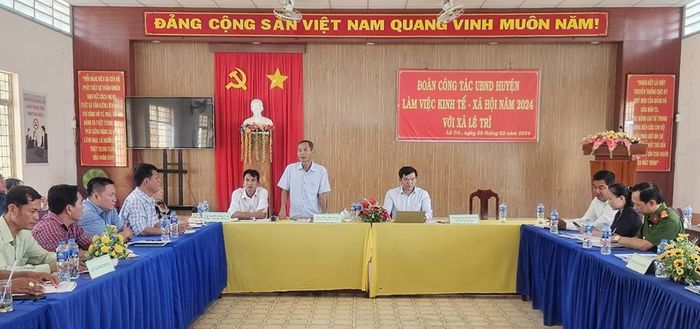 Phó Bí thư Thường trực Huyện ủy Tri Tôn Phan Văn Sương trao đổi tại buổi làm việc