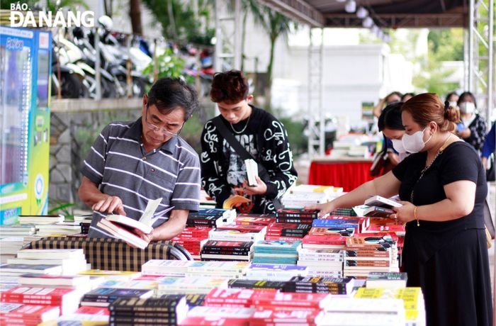 Bạn đọc tham quan, mua sách trợ giá tại ngày hội văn hóa đọc Đà Nẵng lần 1 năm 2024. Ảnh: X.D