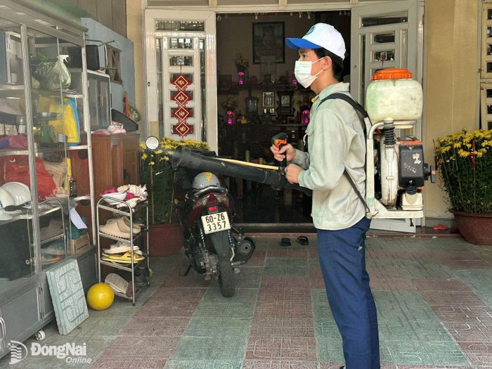 Nhân viên y tế phun thuốc diệt muỗi phòng bệnh sốt xuất huyết tại nhà dân