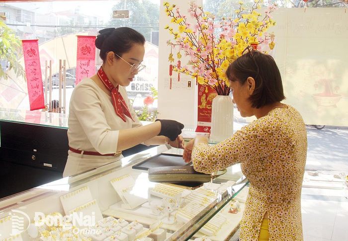 Người dân tham khảo các loại vàng nhẫn, nữ trang vàng tại một trung tâm kim hoàn ở đường Phan Chu Trinh (TP.Biên Hòa). (Ảnh: Hải Hà)