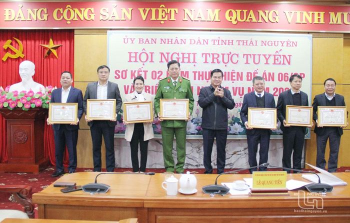 Đồng chí Lê Quang Tiến trao Bằng khen của Chủ tịch UBND tỉnh cho các tập thể có thành tích xuất sắc trong thực hiện Đề án 06.
