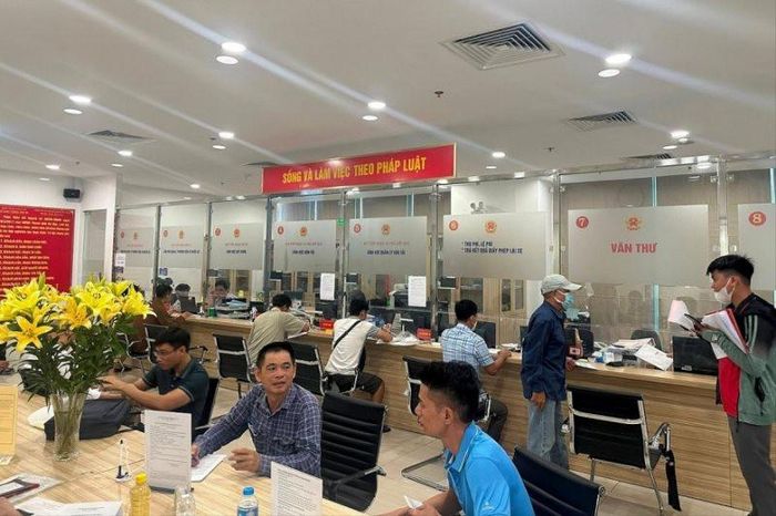 Sở GTVT sẽ ủy quyền cho các quận, huyện như Nam Từ Liêm, Đan Phượng, Mê Linh tiếp tục thực hiện thủ tục cấp đổi GPLX. (Ảnh: CAND).