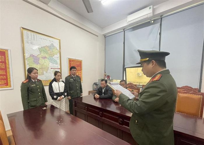 Cảnh sát tống đạt quyết định và lệnh đối với Phù Thị Nguyệt | Ảnh: Bộ Công an.