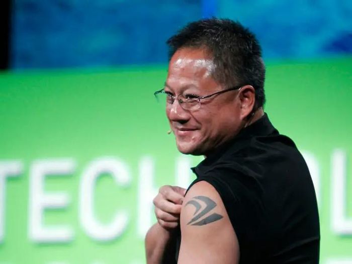 Ông ấy có một hình xăm logo của Nvidia trên bắp tay. (Ảnh: Robert Galbraith/Reuters)