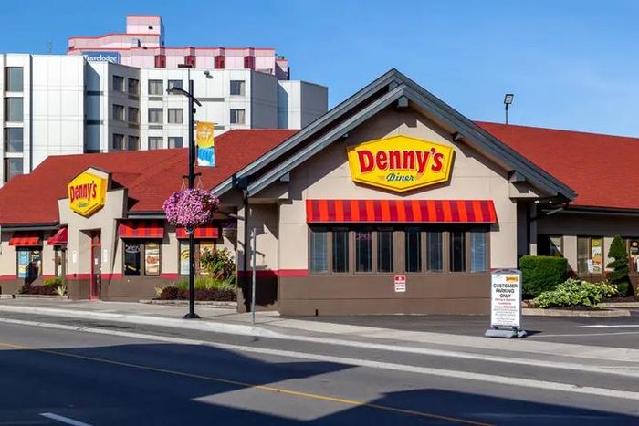 Thực tế, Nvidia được bắt đầu từ ý tưởng tại quán ăn Denny's. Năm 1993, Jensen Huang gặp những người bạn Chris Malocowsky và Curtis Priem tại Denny's ở California để thảo luận về một ý tưởng kinh doanh mới: tiến tới thành lập một công ty đồ họa, đặt nền móng cho sự ra đời của công ty Nvidia ngày nay. (Ảnh: Shutterstock)