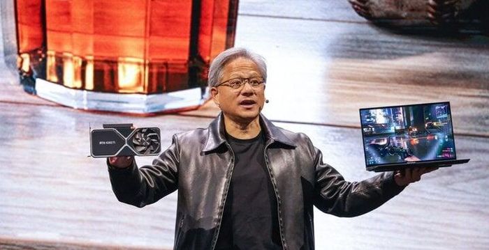 Jensen Huang có 50 người làm việc trực tiếp dưới quyền. Hàng chục nhân viên làm việc dưới quyền của Huang luôn cập nhật cho ông những gì đang diễn ra trong công ty. Jensen Huang nói: “Điều này cho phép chúng tôi duy trì thông tin trôi chảy, cho phép chúng tôi đảm bảo rằng, mọi người đều được trao quyền bởi thông tin”. Ông còn nói thêm: “Công ty của chúng tôi hoạt động tốt hơn vì mọi người đều thống nhất, mọi người đều được thông báo về những gì đang diễn ra”. (Ảnh: WSJ)