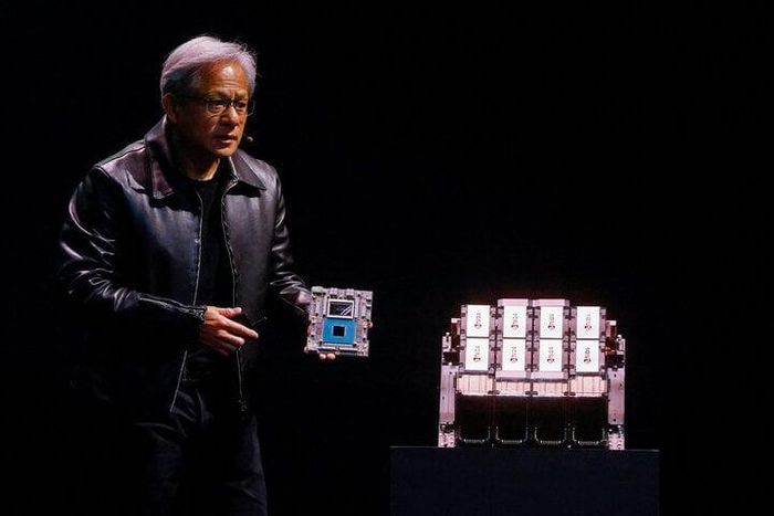 Mới tuần trước, gã khổng lồ chip đã báo cáo doanh thu 22,1 tỷ USD trong quý 4/2023, vượt xa kỳ vọng của các chuyên gia Phố Wall. Hiện tại, các công ty đang chạy đua để có được bộ xử lý đồ họa (hoặc GPU) của Nvidia để cung cấp năng lượng cho nền tảng AI của mình. (Ảnh: Ann Wang)