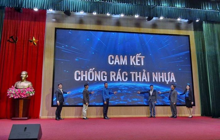 Đoàn thanh niên và các chuyên gia thực hiện cam kết giảm rác thải nhựa.