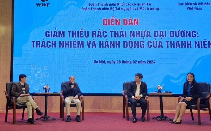 Các đại biểu tham gia diễn đàn trao đổi về trách nhiệm trong giảm thiểu rác thải nhựa đại dương.