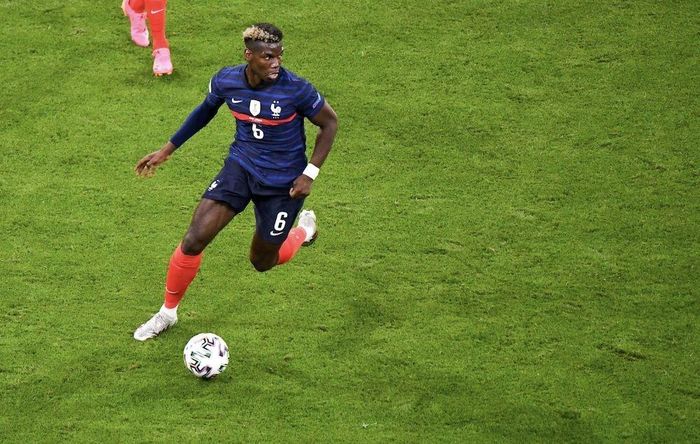  Pogba chấn thương sụn chêm gối phải trong một buổi tập cuối tháng 7/2022. Dù được phẫu thuật, anh không kịp hồi phục để tham dự World Cup 2022. Từ chỗ là nhân tố xuất sắc của "Les Bleus" ở kỳ Cúp thế giới 2018, Pogba ngậm ngùi ngồi nhà nhìn đồng đội thất bại trước tuyển Argentina ở trận chung kết trên đất Qatar.