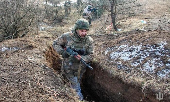 Binh sĩ Ukraine tác chiến trên tiền tuyến trong bức ảnh đăng ngày 9-2.