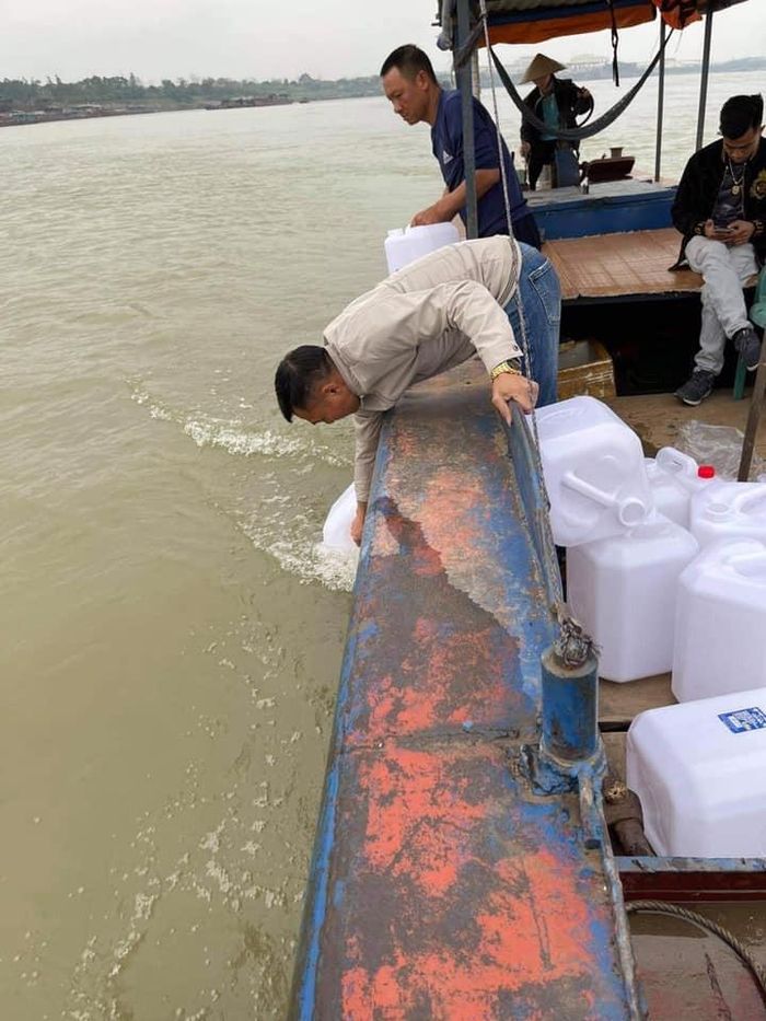 Lấy nước cầu may - nước thăng quan tại ngã ba Bạch Hạc (Phú Thọ).