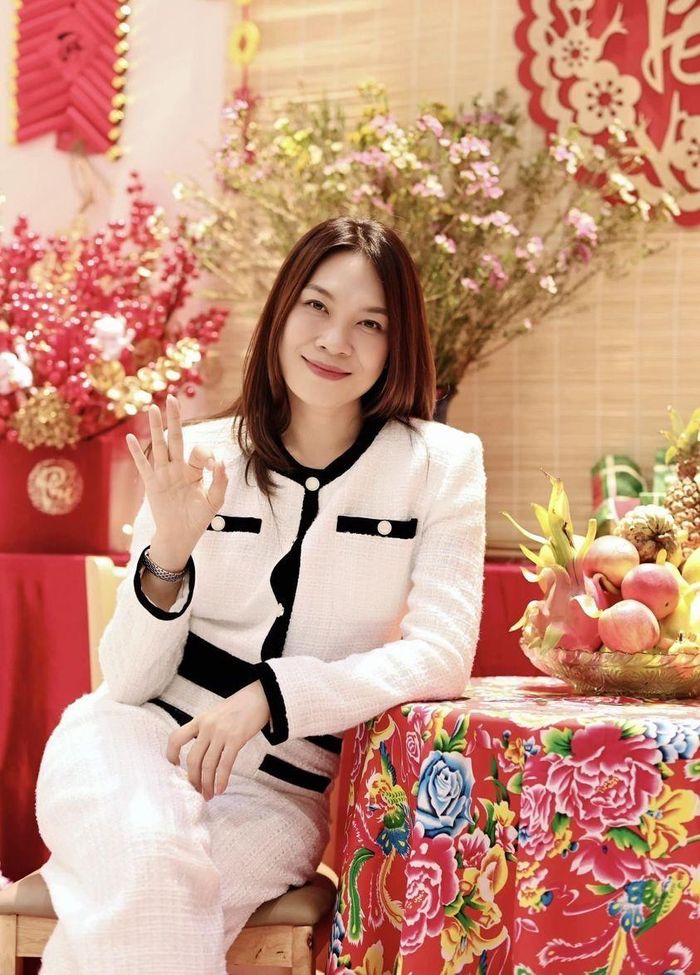 Mỹ Tâm tạo dáng trẻ trung.