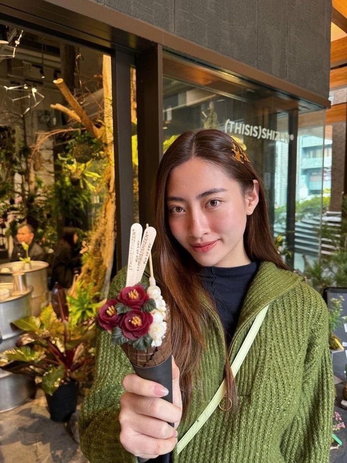 Hoa hậu Lương Thùy Linh dịu dàng trong trang phục đời thường.