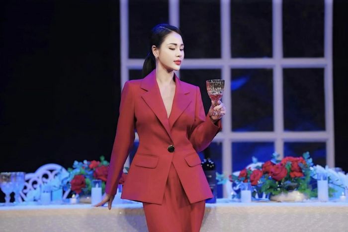 Diễn viên Lương Thu Trang thanh lịch với sét đỏ.