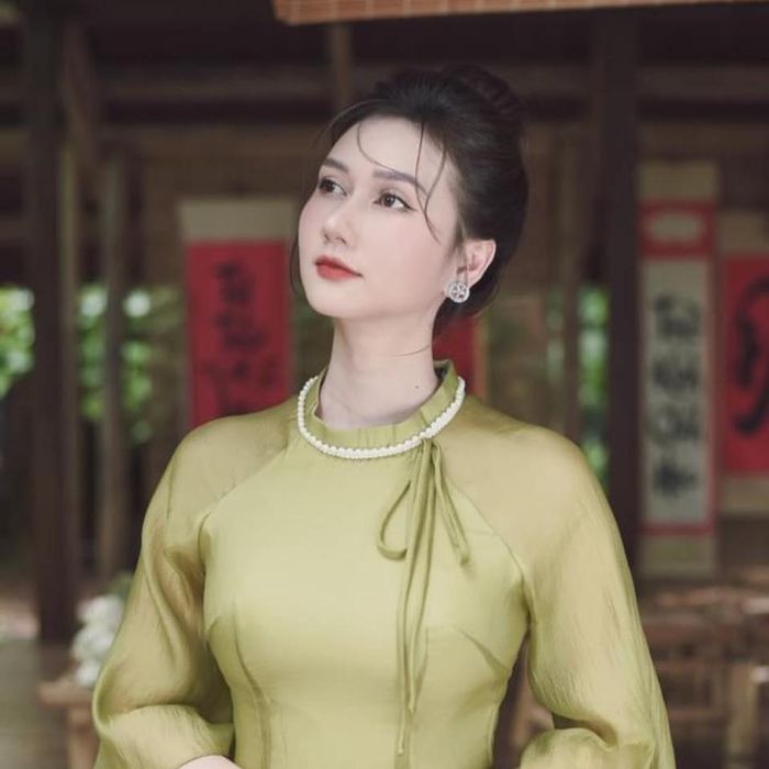 Hương Giang nền nã trong tà áo dài.
