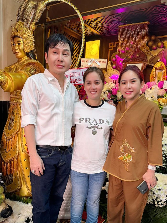 Hồng Loan (giữa) cùng nghệ sĩ Vũ Luân và Bình Tinh trong ngày giỗ đầu NSƯT Vũ Linh.