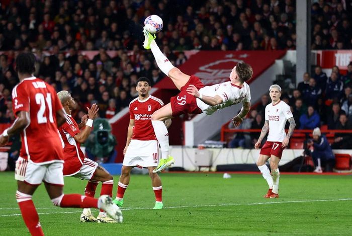 McTominay thử vận may với pha "ngả bàn đèn"