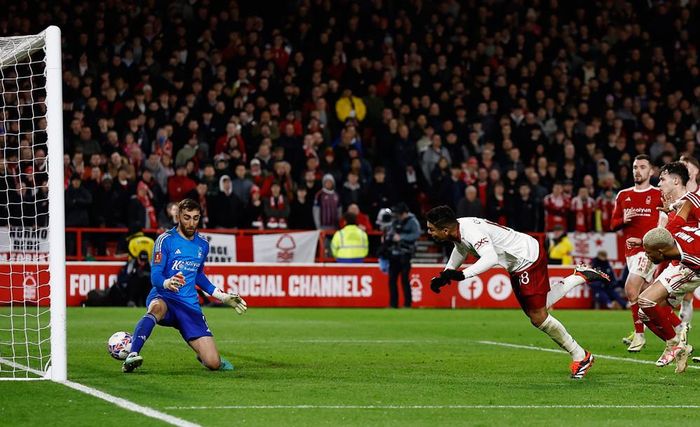 Mãi đến phút 89, Casemiro đánh đầu tung lưới Mat Turner mở tỷ số