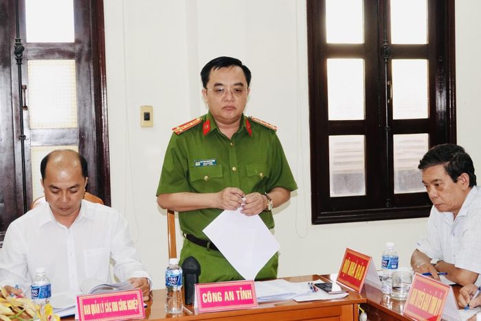 Đại tá Huỳnh Ngọc Liêm, Phó Giám đốc Công an tỉnh Bình Thuận thông tin tại buổi giao ban báo chí. Ảnh: N.Y