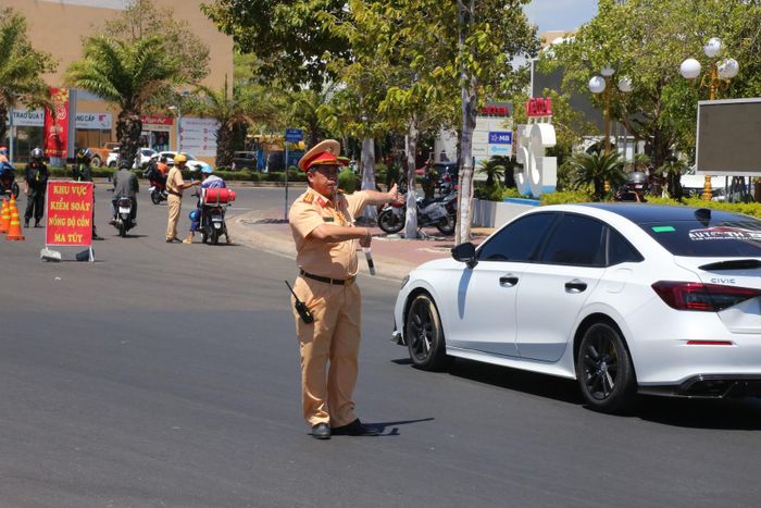 Công an Tp.Phan Thiết kiểm tra phương tiện về nồng độ cồn, ma túy. Ảnh: N.L