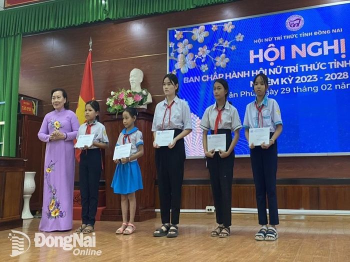 TS.Nguyễn Thị Thu Lan, Chủ tịch Hội Nữ trí thức tỉnh trao quà cho trẻ em (Ảnh: ĐVCC)