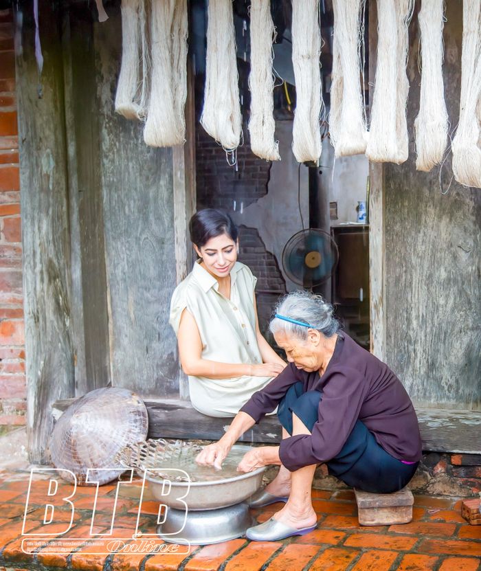 Du khách quốc tế ấn tượng với công đoạn kéo đũi của nghệ nhân làng nghề dệt đũi Nam Cao (Kiến Xương).