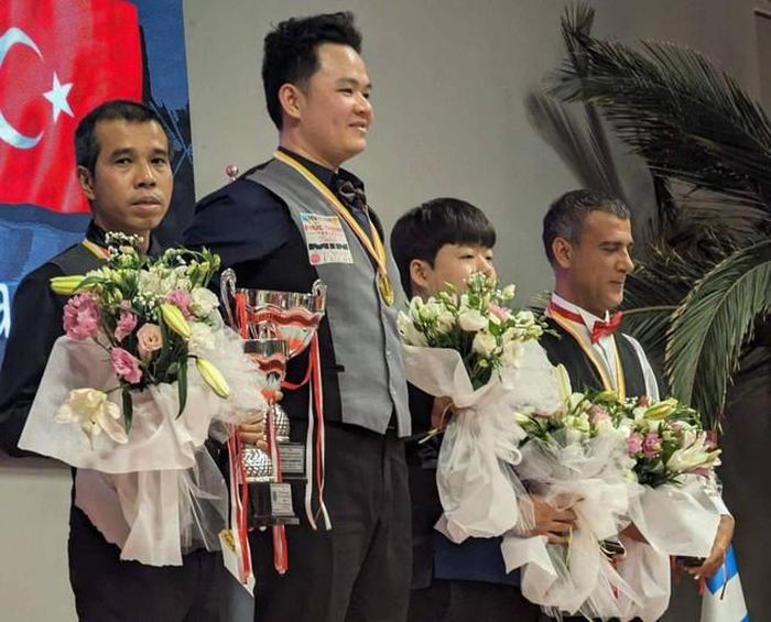 Bao Phương Vinh và Trần Quyết Chiến trên bục nhận giải