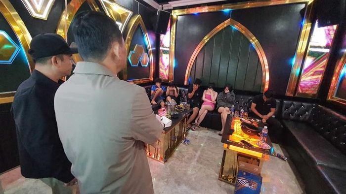 Công an TP Buôn Ma Thuột kiểm tra 1 số quán karaoke và phát hiện nhiều sai phạm. (Ảnh: TT)