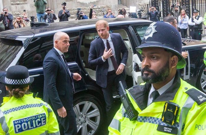 Harry tham gia phiên tòa vào tháng 12. Ảnh: SplashNews.com.