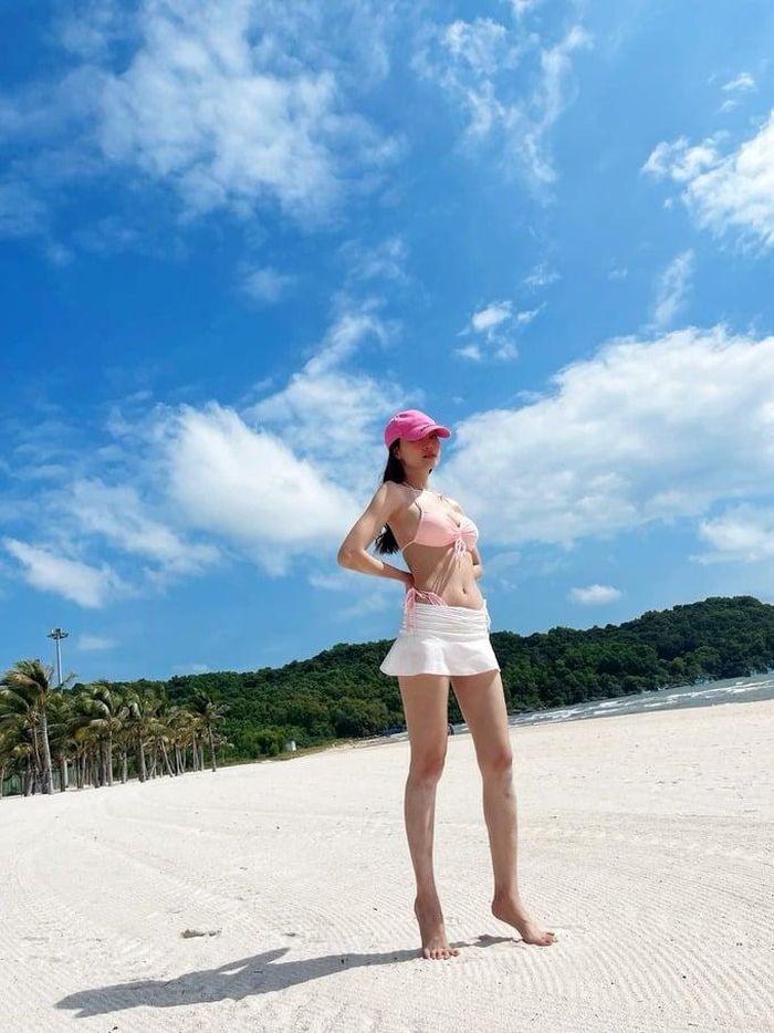 Trước đó, Ninh Dương Lan Ngọc đã không ít lần đăng ảnh diện bikini nóng bỏng mỗi khi đi du lịch. Nhiều người khen ngợi vóc dáng của nữ diễn viên này cũng như ngưỡng mộ cách cô vẫn giữ được vẻ đẹp hình thể ở tuổi 33.