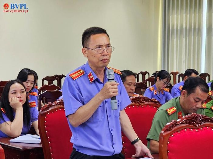  Đồng chí Trần Văn Huy, Trưởng phòng 3 VKSND tỉnh Đắk Lắk phát biểu đóng góp một số ý kiến tại Hội nghị.