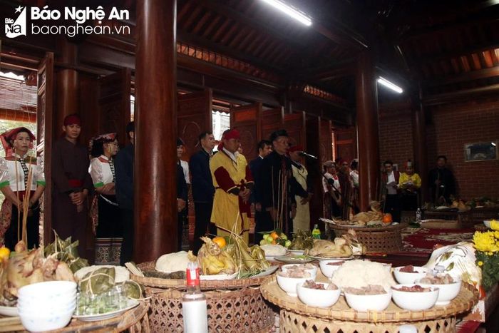  Những sản vật bản địa được dâng lên thần linh trong lễ tế đền Mường Chiêng Ngam trước giờ khai hội. Ảnh: Hữu Vi 