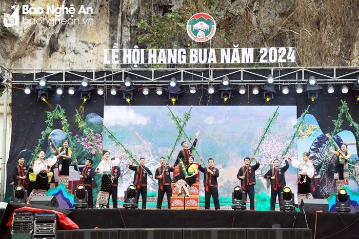  Văn nghệ chào mừng của các đội nghệ thuật quần chúng huyện Quỳ Châu. Ảnh: Hữu Vi 