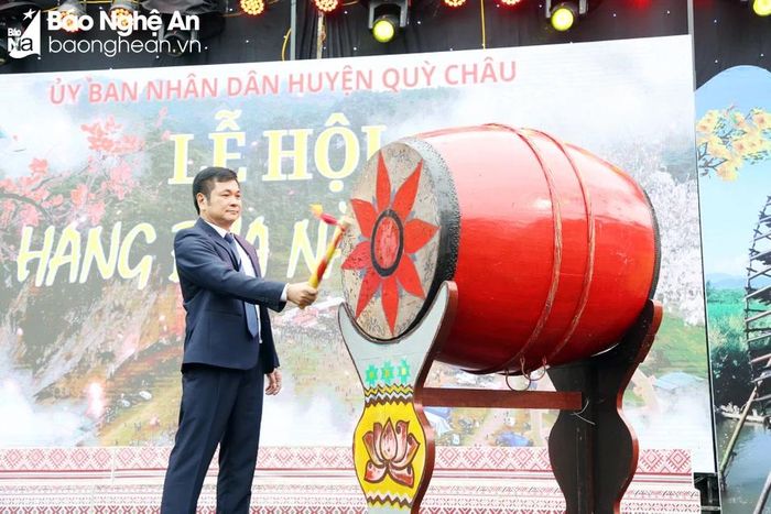  Đồng chí Nguyễn Thanh Hoài - Chủ tịch UBND huyện Quỳ Châu đánh trống khai mạc Lễ hội Hang Bua năm 2024. Ảnh: Đình Tuyên 
