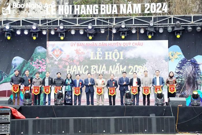  Ban tổ chức tặng cờ lưu niệm cho các đơn vị tham gia lễ hội. Ảnh: Đình Tuyên 