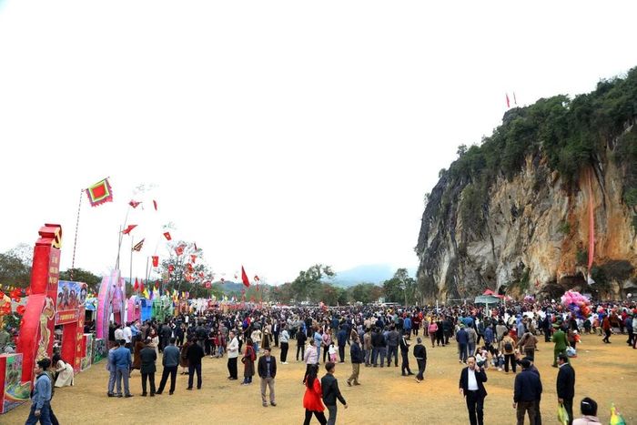  Lễ hội Hang Bua (xã Châu Tiến - Quỳ Châu) thu hút hàng nghìn du khách tham gia trong ngày khai hội. Ảnh: Đình Tuyên 
