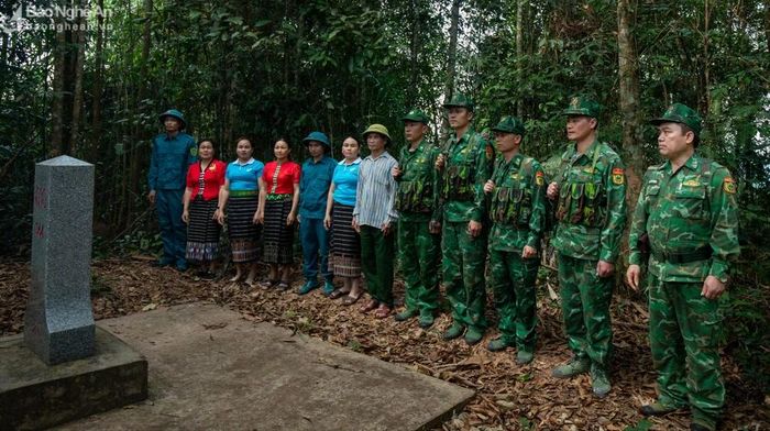  Dân quân tự vệ và người dân xã Thông Thụ ( Quế Phong) tuần tra đường biên, cột mốc cùng đồn Biên phòng Thông Thụ. Ảnh: Nguyễn Đạo 