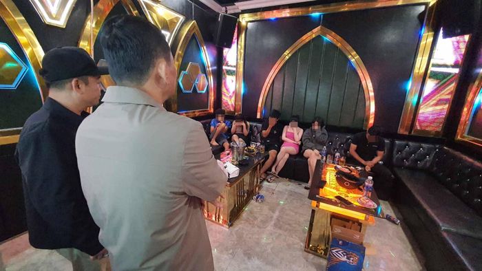 Kiểm tra 2 cơ sở kinh doanh karaoke, cơ quan chức năng phát hiện nhiều vi phạm. 