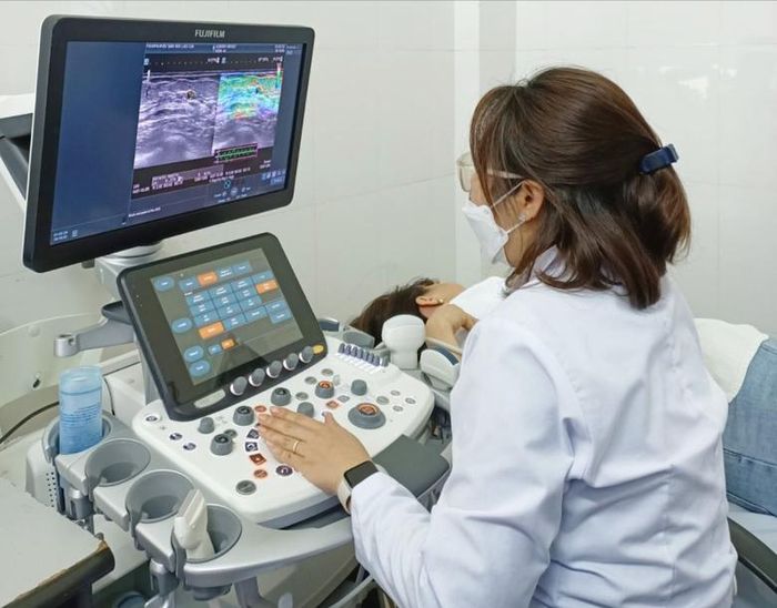  Chuyên gia y tế Bệnh viện Ung bướu Trung ương khám tầm soát cho người bệnh. 