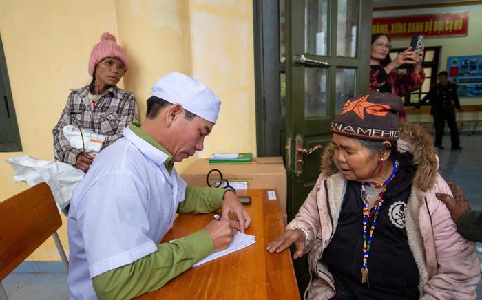 Quân y Đồn Biên phòng A Vao khám sức khỏe cho người dân thôn Pa Lin, xã A Vao - Ảnh: Đ.T