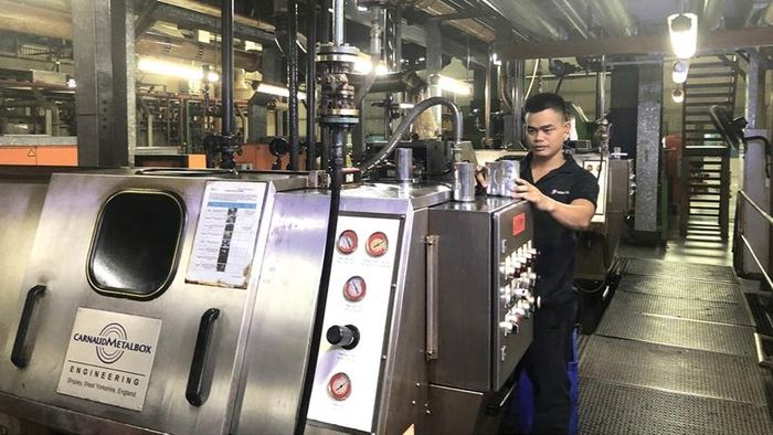 Thiết bị công nghệ tiên tiến trong sản xuất vỏ lon bia tại một đơn vị ở KCN Phú Bài giảm khí thải, ít ảnh hưởng đến môi trường