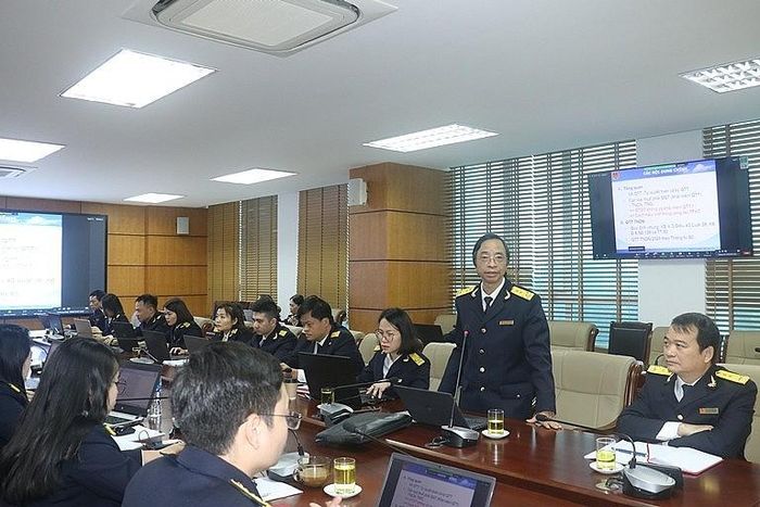  Đại diện Phòng Kê khai - Kế toán thuế (Cục Thuế tỉnh Phú Thọ) giải đáp vướng mắc về kê khai thuế, quyết toán thuế của người nộp thuế. Ảnh: Văn Học 