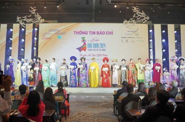 Người mẫu trình diễn trang phục áo dài.