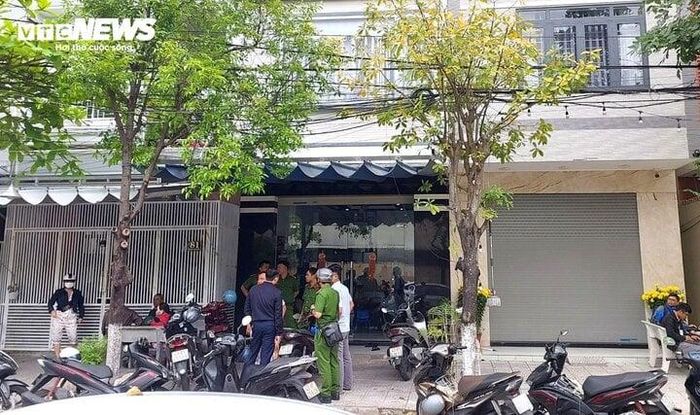 Lực lượng công an và cơ quan chức năng đến làm việc với chủ cơ sở chăm sóc trẻ.